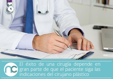 Cirujano plstico en Bogot escribiendo una receta mdica 
