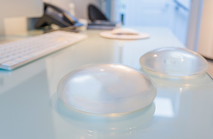 Conoce el Comportamiento de Cada Tipo de Prótesis Antes de tu Cirugía de Senos Tipos de implantes mamarios lisos y rugosos