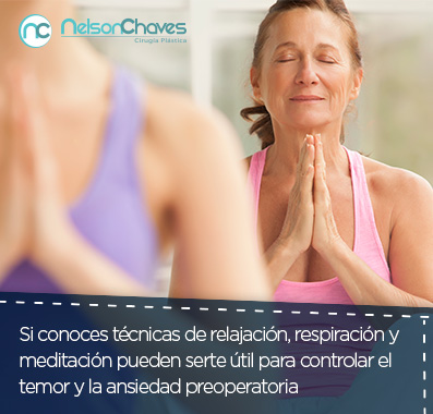 Paciente realizando tcnicas de meditacin antes de una ciruga plstica en Colombia