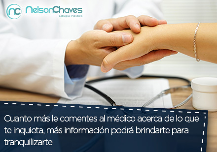 Doctor tranquilizando a un paciente antes de una ciruga plstica en Colombia