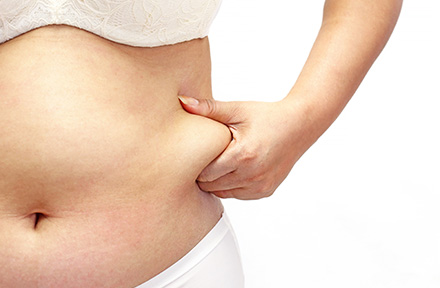 Mujer acomplejada por su grasa abdominal 