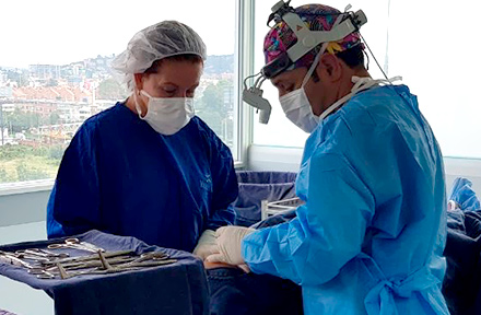 Cirujano Plástico Realizando Cirugía con Implantes de Senos