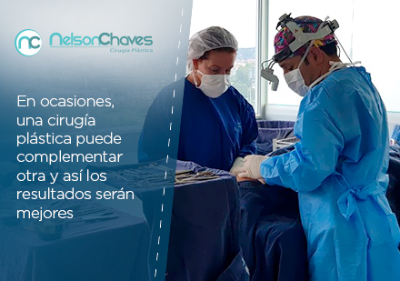 Cirujano Plástico Realizando Cirugía con Implantes de Senos