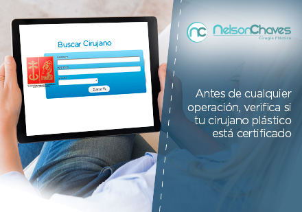 Mujer Buscando en una Laptop un Cirujano Plstico en Colombia