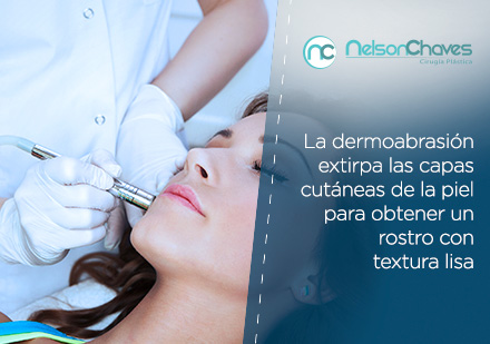 Mujer Recibiendo Tratamiento Facial por Cirujano Plstico en Colombia