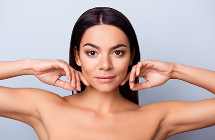 Los Implantes Faciales Mejoran los Rasgos Faciales que te Acomplejan Mujer con Rostro Equilibrado Gracias a los Implantes Faciales