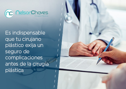 Doctor y Paciente con un Seguro Para Cirugas Plsticas