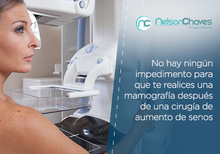 Asesórate de Todo lo Relacionado con Mamoplastia con un Cirujano Plástico de Aumento de Senos Mujer Haciéndose una Mamografía Junto a un Cirujano Plástico de Aumento de Senos