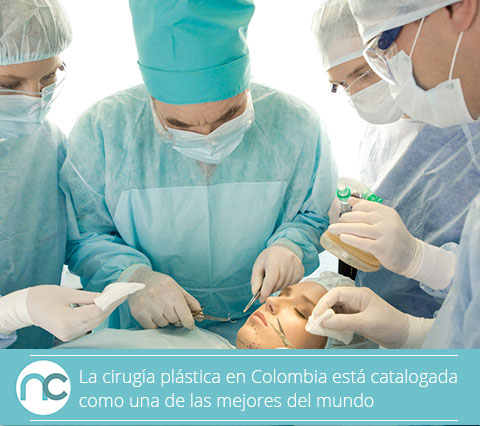 Equipo médico realizando una cirugía plástica en Colombia 