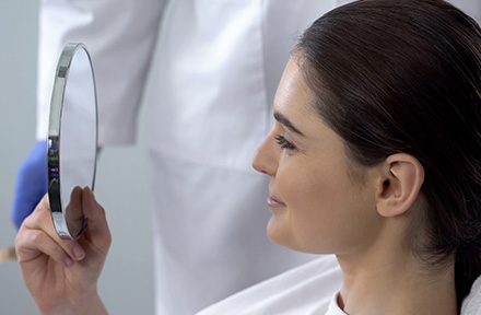 La Rinoplastia con un Cirujano Plástico Garantiza una Excelente Operación Estética y Reconstructiva Resultado de una Rinoplastia Mujer Satisfecha