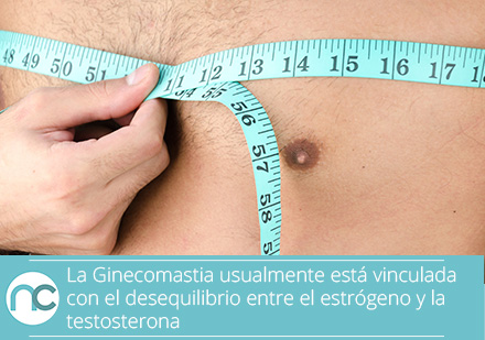 Hombre midiéndose el pecho luego de una cirugía plástica en Colombia 